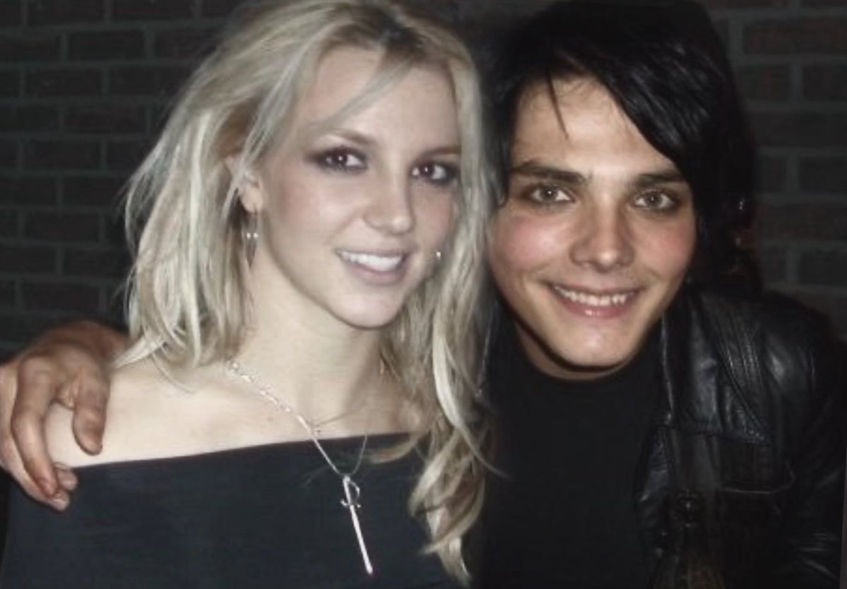 PortalsParfum's tweet image. Gerard Way and Britney Spears (2004)