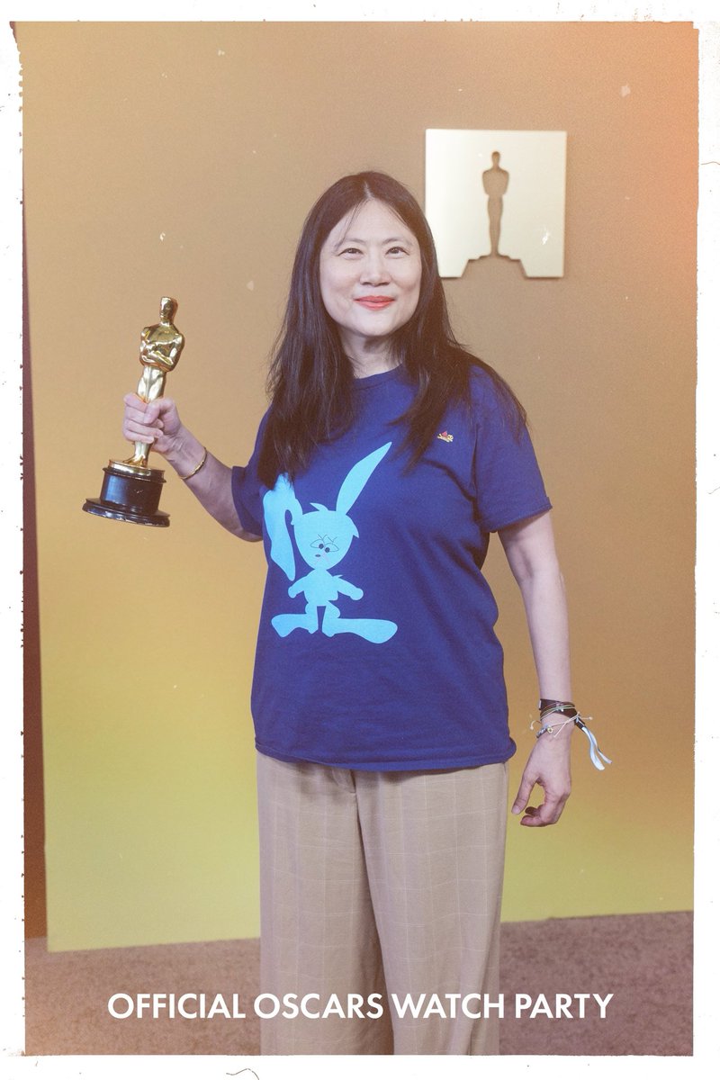 dablueisle's tweet photo. Photo Ops with my mom @academymuseum 
The museum let us hold the gold man to take a photo for souvenir.
#oscar98th #rabbitwell 🐰 https://t.co/M4KGgHiHo1