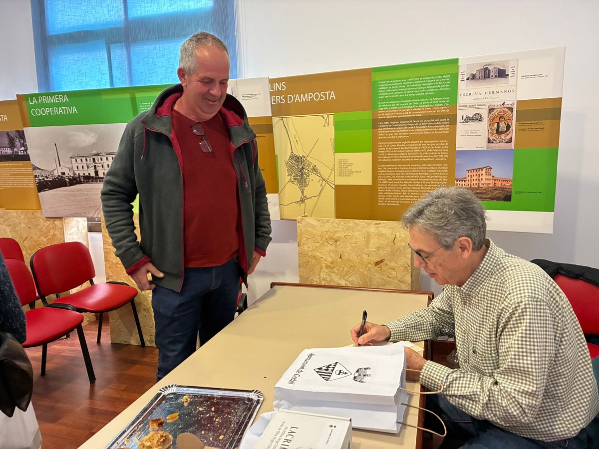 GodallEdicions's tweet photo. Aquest cap de setmana passat a la fira Mil·lenària de #Godall presentant 

«Lo fill de la Paquita»

entre trossets de coc de massana, 🍎 i amics😉👇🏼 https://t.co/NeUku54kM5