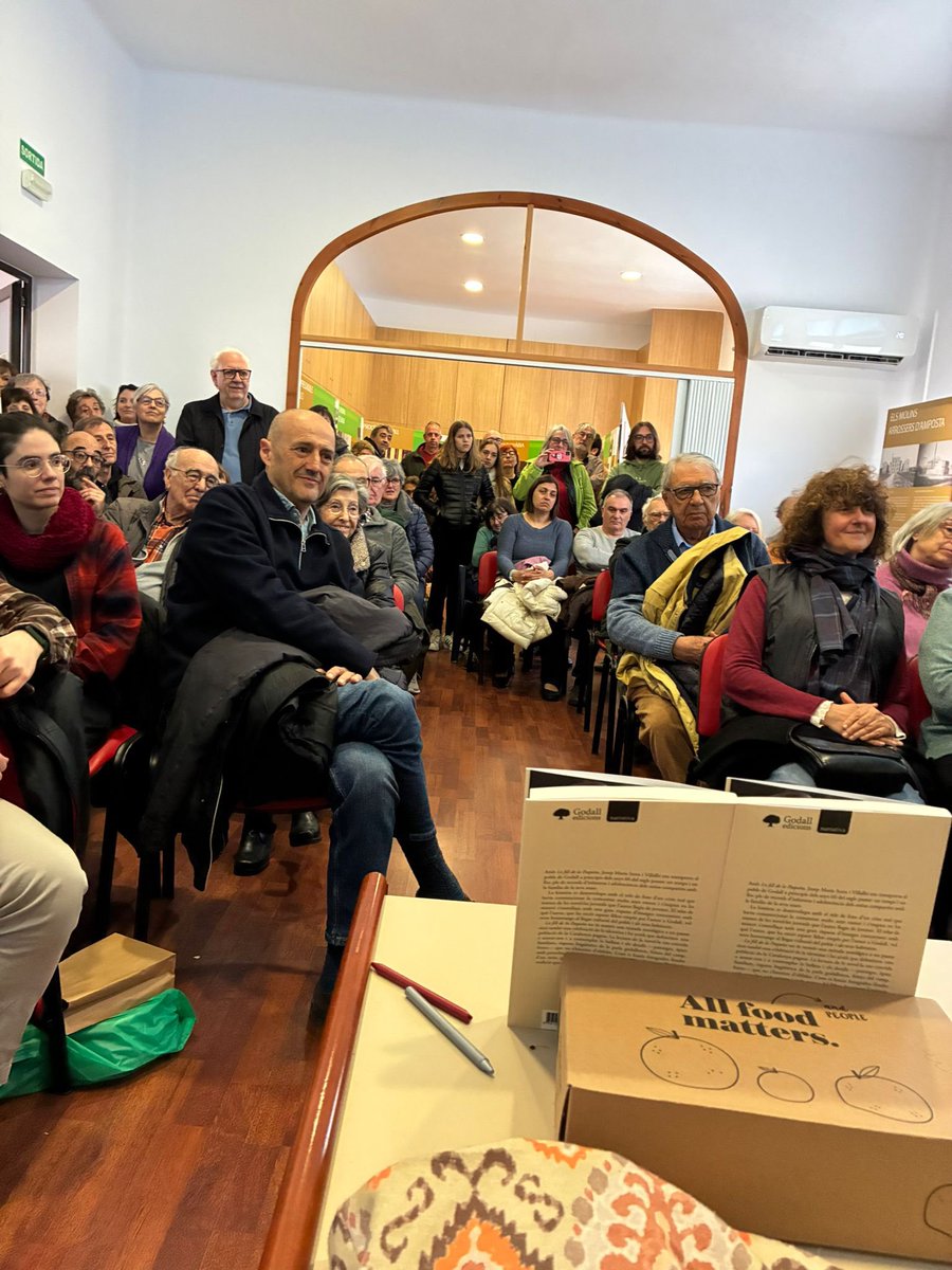 GodallEdicions's tweet photo. Aquest cap de setmana passat a la fira Mil·lenària de #Godall presentant 

«Lo fill de la Paquita»

entre trossets de coc de massana, 🍎 i amics😉👇🏼 https://t.co/NeUku54kM5