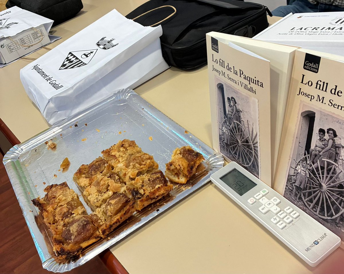 GodallEdicions's tweet photo. Aquest cap de setmana passat a la fira Mil·lenària de #Godall presentant 

«Lo fill de la Paquita»

entre trossets de coc de massana, 🍎 i amics😉👇🏼 https://t.co/NeUku54kM5