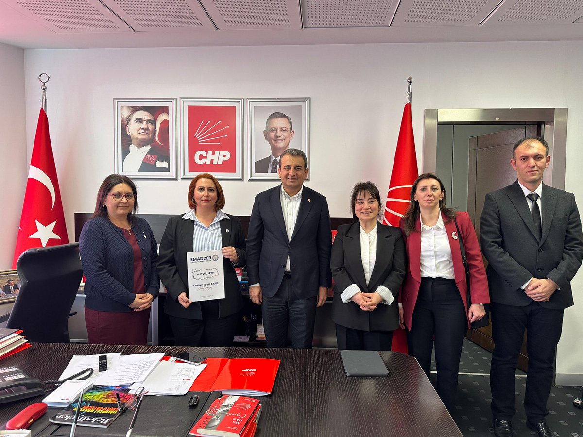 EMADDER (Emeklilikte Adalet Derneği) üyeleri Genel Merkezimizde bizleri ziyaret etti. Milyonlarca insan, adaletsiz bir yasa ile yalnızca bir gün farkla 17 ila 20 yıl daha fazla çalışmak zorunda bırakılmıştır. Yasadaki eşitsizlikler  bir an önce giderilmeli ve kademeli emeklilik