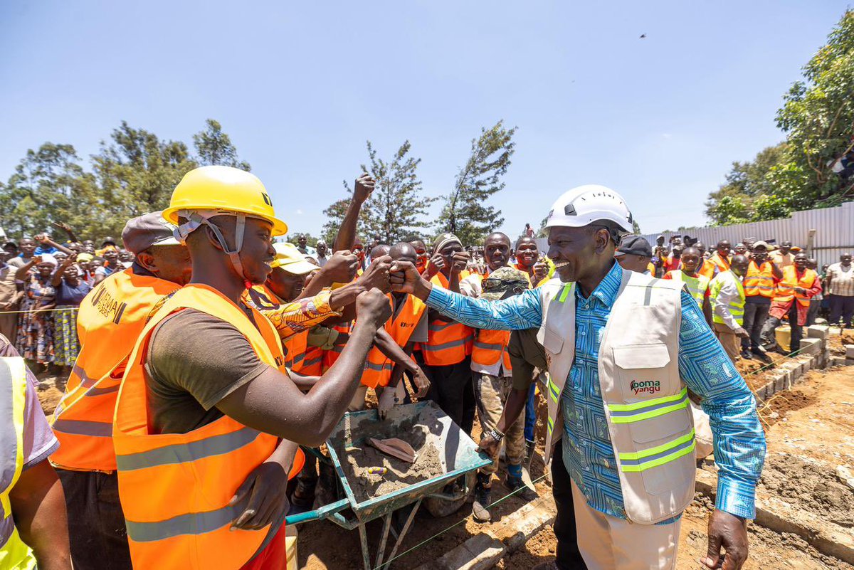 WilliamsRuto's tweet photo. Also laid the foundation stone for the KSh270 million Malaha modern market, one of 24 such projects we are implementing across the county at a cost of over KSh4.4 billion. https://t.co/WTFHKKDpd7