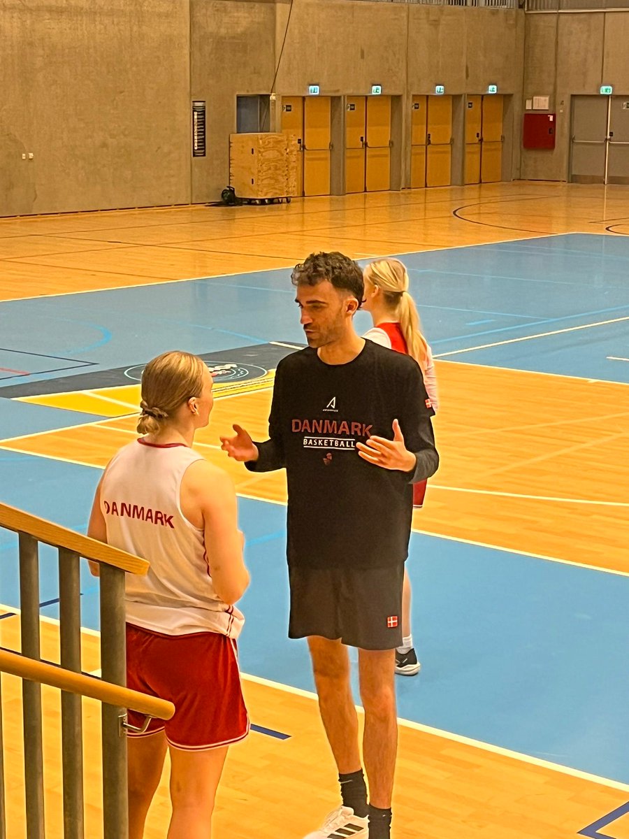 CBZentro's tweet photo. Otra victoria histórica en la ruta al @FIBAWWC 🇩🇰

Nuestro entrenador ZBK @duduherrero15 y la selección femenina absoluta @BasketDanmark ganaron a su similar de Croacia por +20, en la 1ª ronda de la ventana FIBA.

¡Enhorabuena!

Mañana, ante Grecia en Thessaloniki.

#GoGarnet