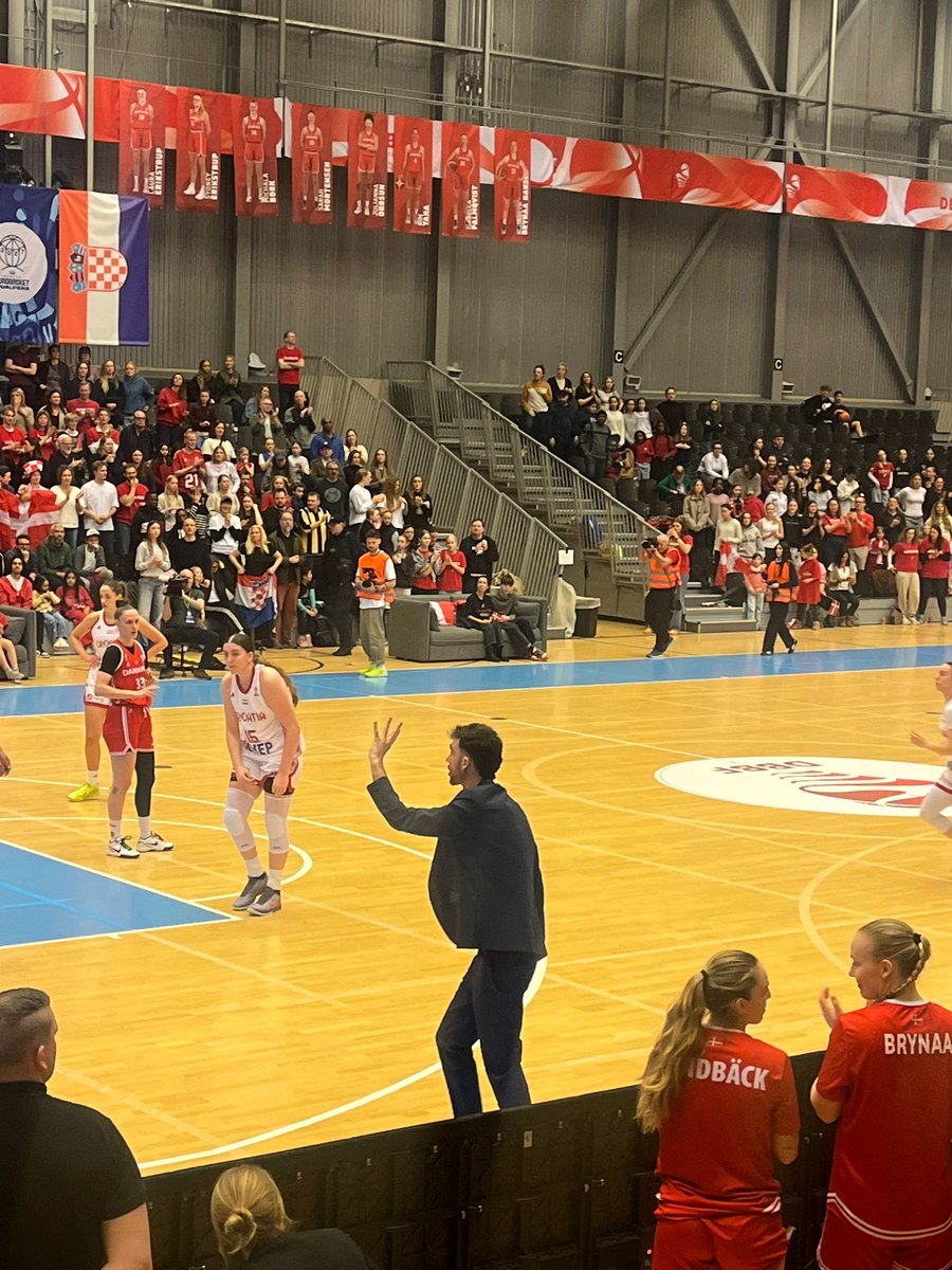 CBZentro's tweet photo. Otra victoria histórica en la ruta al @FIBAWWC 🇩🇰

Nuestro entrenador ZBK @duduherrero15 y la selección femenina absoluta @BasketDanmark ganaron a su similar de Croacia por +20, en la 1ª ronda de la ventana FIBA.

¡Enhorabuena!

Mañana, ante Grecia en Thessaloniki.

#GoGarnet