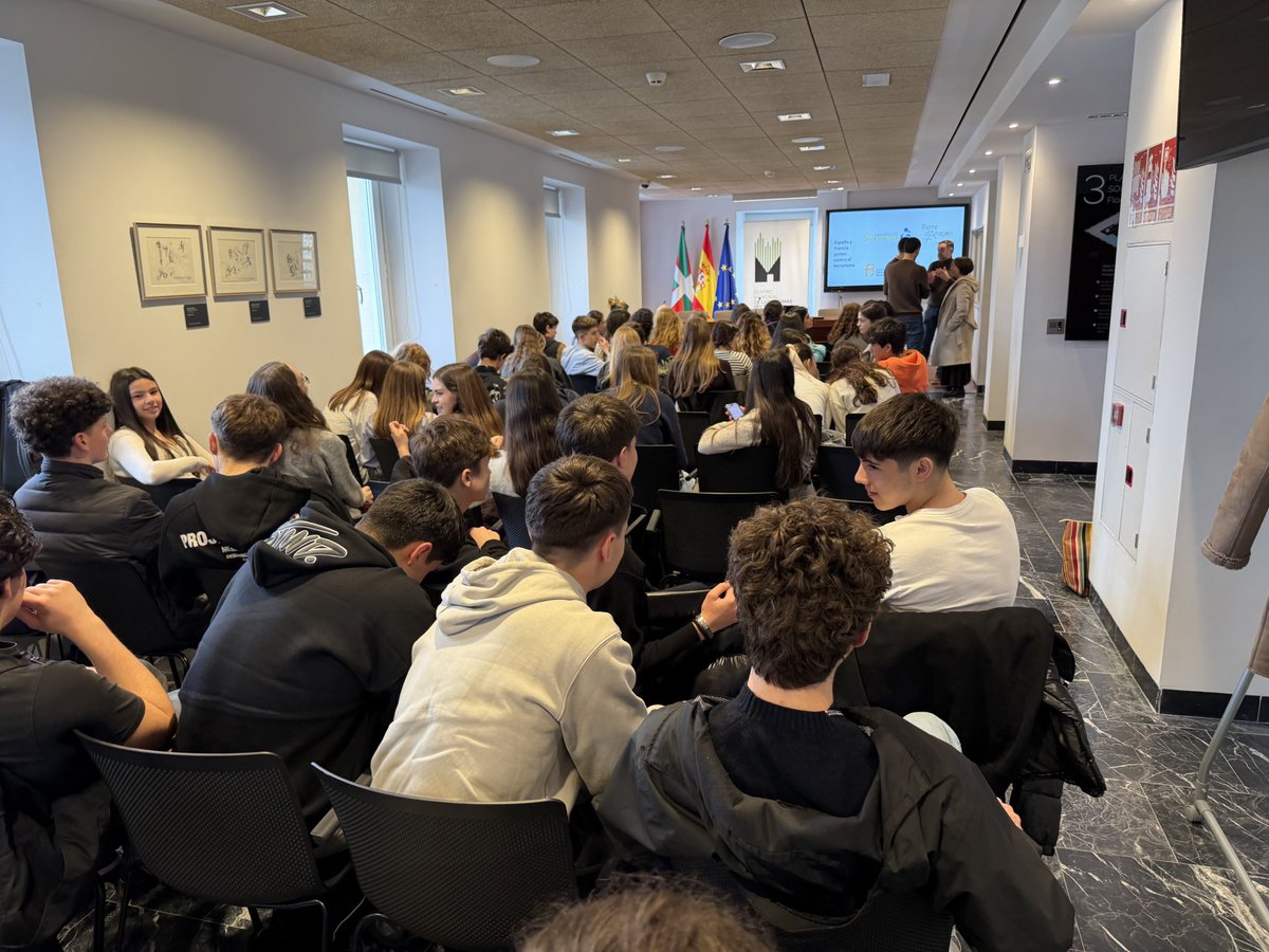 MemorialVT's tweet photo. Jornada final @MemorialVT+@Fundacion_Buesa+@afvt_org en @ColeNazareth de #VitoriaGasteiz + Lycée Pierre d’ Aragón #Muret con visita al museo del Memorial. Antes, presentación de cómics y “comédie musicale”. 
Francia y España unidas contra el terrorismo 🇫🇷🇪🇺🇪🇸 https://t.co/8FSS781V8r
