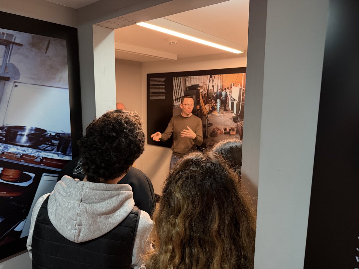MemorialVT's tweet photo. Jornada final @MemorialVT+@Fundacion_Buesa+@afvt_org en @ColeNazareth de #VitoriaGasteiz + Lycée Pierre d’ Aragón #Muret con visita al museo del Memorial. Antes, presentación de cómics y “comédie musicale”. 
Francia y España unidas contra el terrorismo 🇫🇷🇪🇺🇪🇸 https://t.co/8FSS781V8r