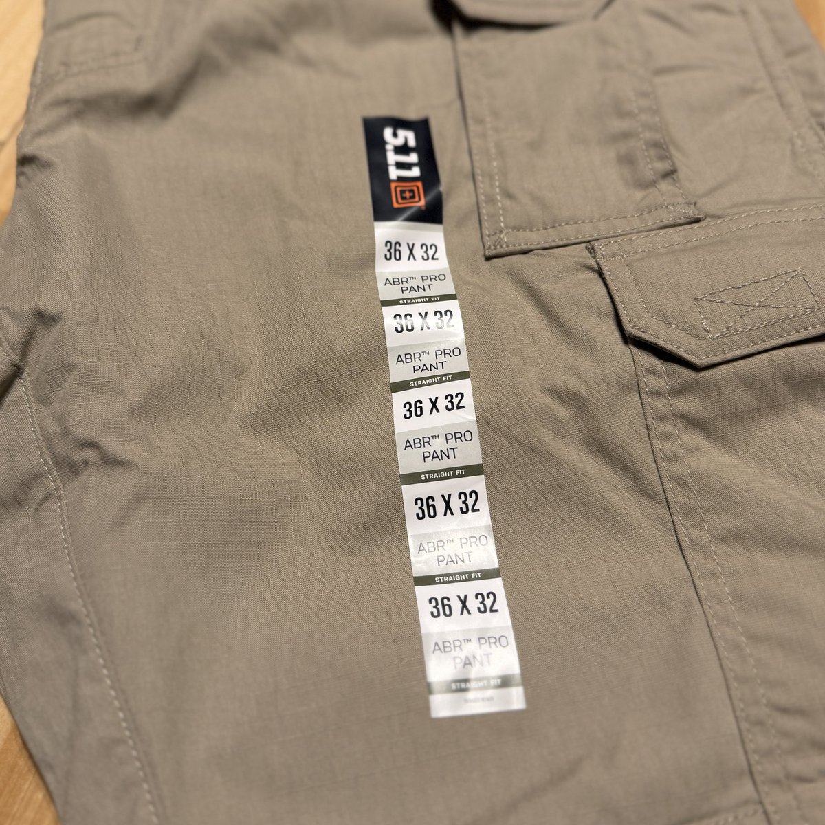 uganda_'s tweet photo. 5.11Tacticalから荷物が届きました。以前ポストしましたが、日本のサイトや実店舗にはW36×L32のサイズがありません。ショップの人に教えてもらい「お取り寄せ」が出来ることを知りオーダーしました。約1ヶ月かかりました。それにしてもこの箱と包み紙、カッコ良くて捨てられない💕 #511tactial https://t.co/GGQhdfHtIn