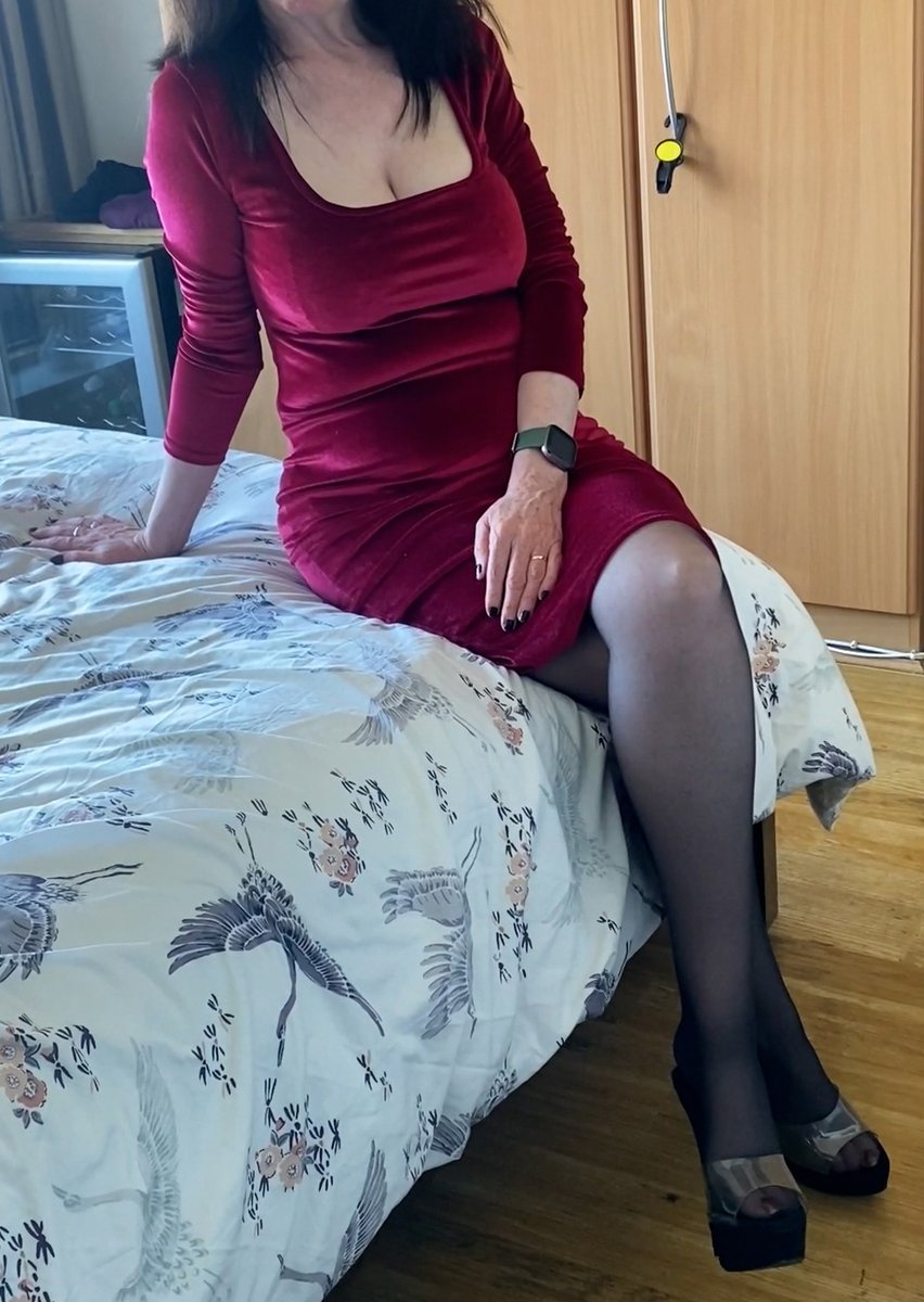 Come join me @ onlyfans.com/elegant_mature
35% off for both new and returning fans
