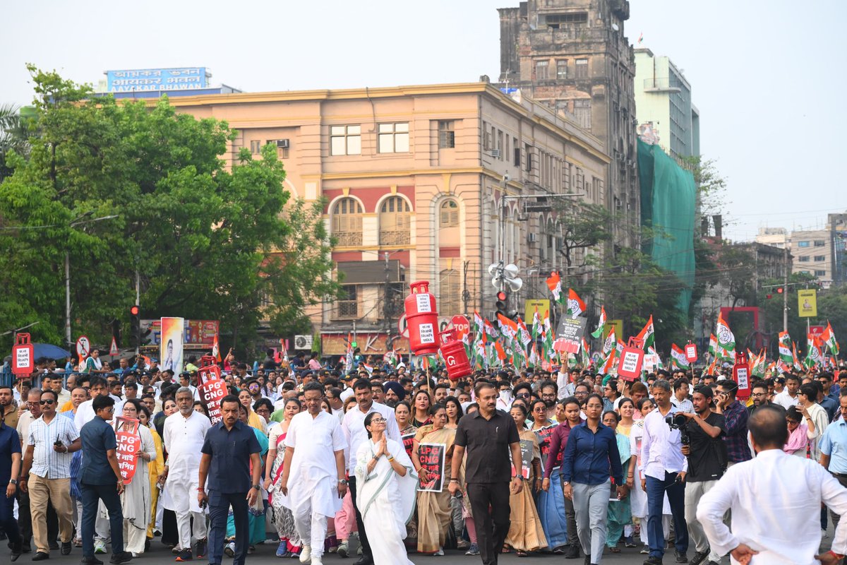 AITCofficial's tweet photo. Smt. @MamataOfficial leads the way, and thousands walk behind her.

This is a fight against the cruel, heartless, vindictive, Jono-Birodhi Modi Government that has forced families to return to firewood, mothers to ration food for their children, school-going students to go without Mid-Day Meals, small businesses to shut down, auto drivers to hike fares, and daily commuters to bear the burden.

If a government cannot even ensure that the fire in a household kitchen keeps burning, it has no moral right to remain in power.

#ModiBabuLPGBekabu