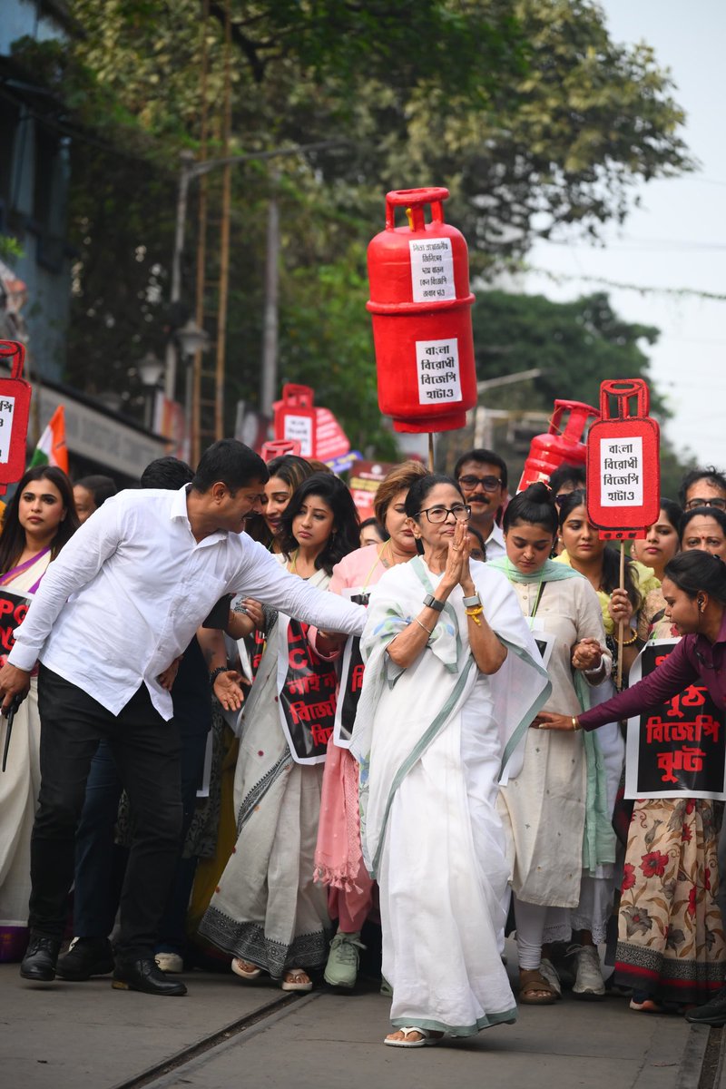 AITCofficial's tweet photo. Smt. @MamataOfficial leads the way, and thousands walk behind her.

This is a fight against the cruel, heartless, vindictive, Jono-Birodhi Modi Government that has forced families to return to firewood, mothers to ration food for their children, school-going students to go without Mid-Day Meals, small businesses to shut down, auto drivers to hike fares, and daily commuters to bear the burden.

If a government cannot even ensure that the fire in a household kitchen keeps burning, it has no moral right to remain in power.

#ModiBabuLPGBekabu