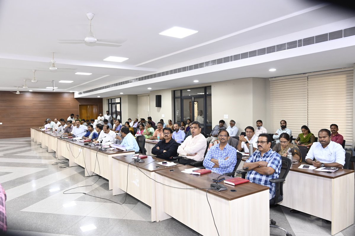 సోమవారం కలెక్టరేట్ ప్రధాన సమావేశ మందిరంలో అదనపు కలెక్టర్ (స్థానిక సంస్థలు) లెనిన్ వత్సల్ టోప్పో, జిల్లాలోని అన్ని విభాగాల అధికారులతో కలిసి కలెక్టర్  స్నేహ శబరీష్ ప్రజావాణి కార్యక్రమం ద్వారా ప్రజల నుండి దరఖాస్తులు స్వీకరించారు.
<a href="/TelanganaCMO/">Telangana CMO</a> <a href="/TelanganaCS/">Office of Chief Secretary, Telangana Govt.</a>