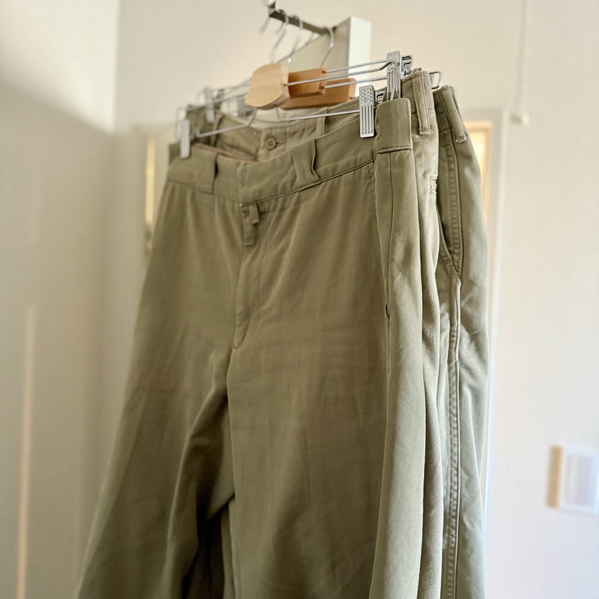 maujii_jp's tweet image. 基本のチノパン３本。
手前２本はCOMOLI。一本はベルトループが太くCOMOLI版ディッキーズと呼んでいます。奥はBUZZ RICKSON'S。米軍のチノパンが欲しくてデッドストックを探したけど見つからず、たどり着いた一本です。
オリーブの軍パンと合わせて、ほぼこれで過ごしています。
#COMOLI #BUZZRICKSONS