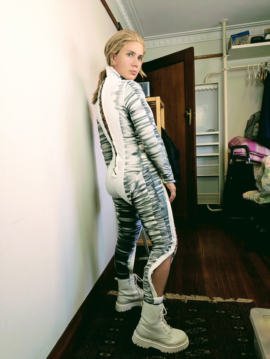MetalGirlPod's tweet photo. Good lord! After 100 hours of pattern drafting and prototyping and inventing totally new construction methods, I'm in the home stretch for the PS2 Boss costume. The final version has only taken 15 hours to sew thus far. 

#metalgear #theboss #cosplay #snakeeater https://t.co/9ZppUePrqX