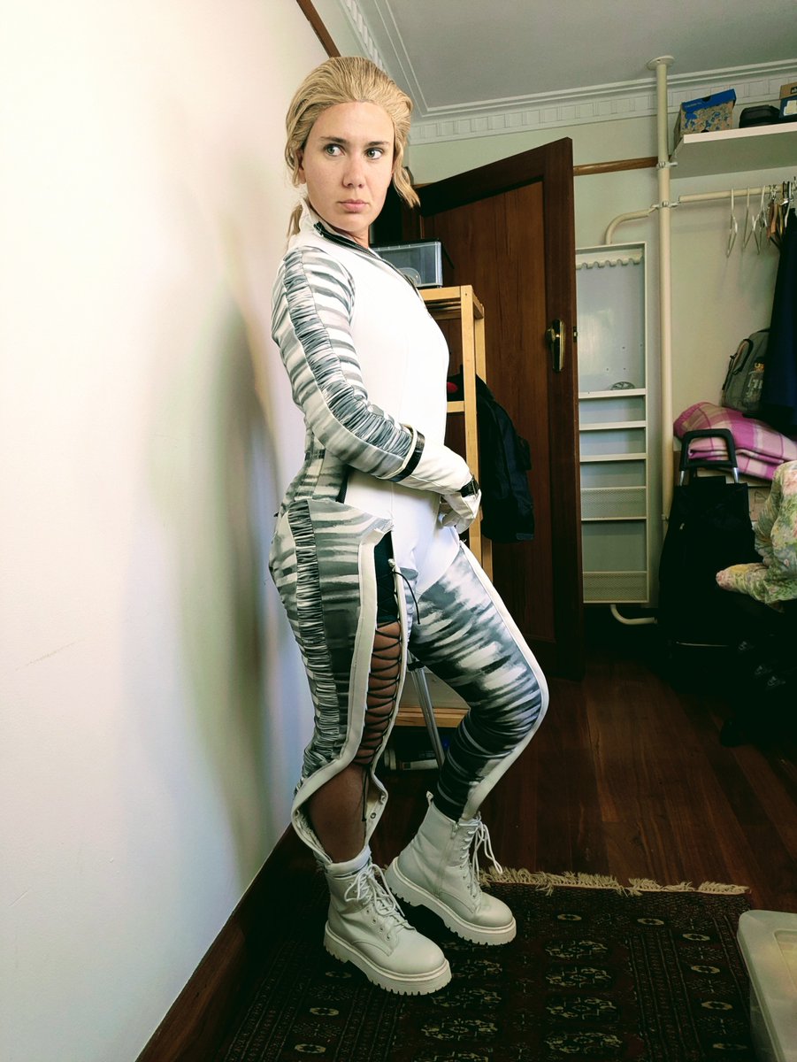 MetalGirlPod's tweet photo. Good lord! After 100 hours of pattern drafting and prototyping and inventing totally new construction methods, I'm in the home stretch for the PS2 Boss costume. The final version has only taken 15 hours to sew thus far. 

#metalgear #theboss #cosplay #snakeeater https://t.co/9ZppUePrqX