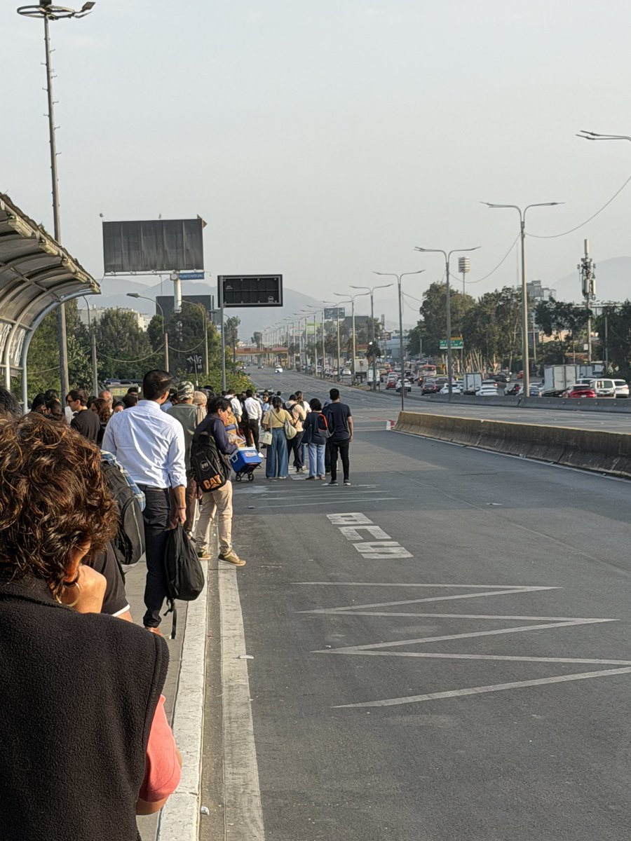 richiii4all's tweet photo. Alguien que sepa porque han detenido todo el tráfico antes de Javier prado con evitamiento? #panamericana #evitamiento #lima https://t.co/sAjXQ04JOs