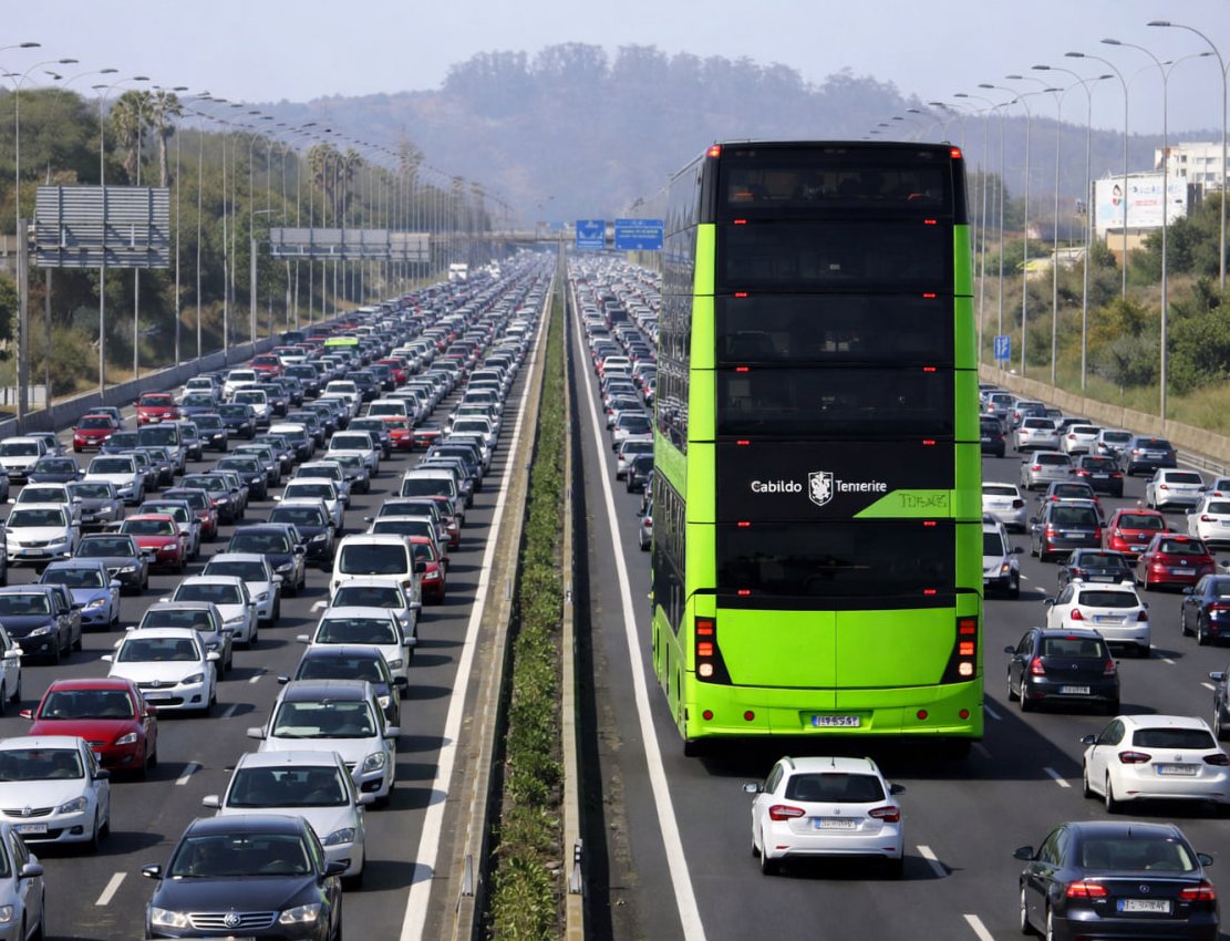 RatatulaDeOro's tweet photo. Lo de la guagua de dos pisos de @rdavmam 

En su imaginación              |              La realidad https://t.co/wc0zhnZGMR