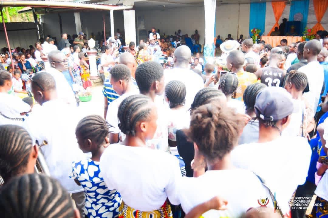 KongoMediaRDC's tweet photo. La ministre provinciale du Genre du Kongo Central, Carole Kiatazabu Itambo, (@ckiatazitambo) a Ă©tĂ© accueillie en grande pompe ce samedi 14 mars Ă #Tshela, aprĂšs la rĂ©ussite de la marche organisĂ©e Ă #Matadi. Sur place, elle a tenu Ă sensibiliser les femmes de ce coin du Kongo Central sur plusieurs questions dâactualitĂ©. @KongoMediaRDC
https://t.co/lgn1Rww0hc