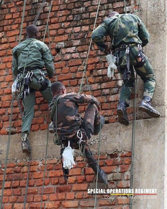 Shako_Beatrice2's tweet photo. 🛑 #FARDC 🔥 | #Kindu
Fin de la formation militaire des commandos spéciaux de l’Unité de Réaction Rapide (#URR) des Forces armées de la République démocratique du Congo, dispensée par des instructeurs belges.
Cette formation de haut niveau marque une étape importante dans la montée en puissance des #FARDC