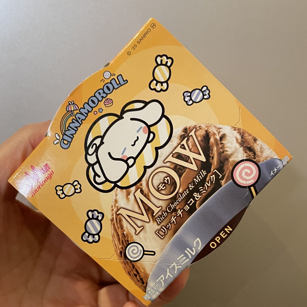 475oyagigii's tweet image. 風呂上がりアイス🍨  
MOWリッチチョコ＆ミルク  
キャラパッケージが可愛いだけで買ってしまう😅

#アイス
#MOW
#シナモロール
