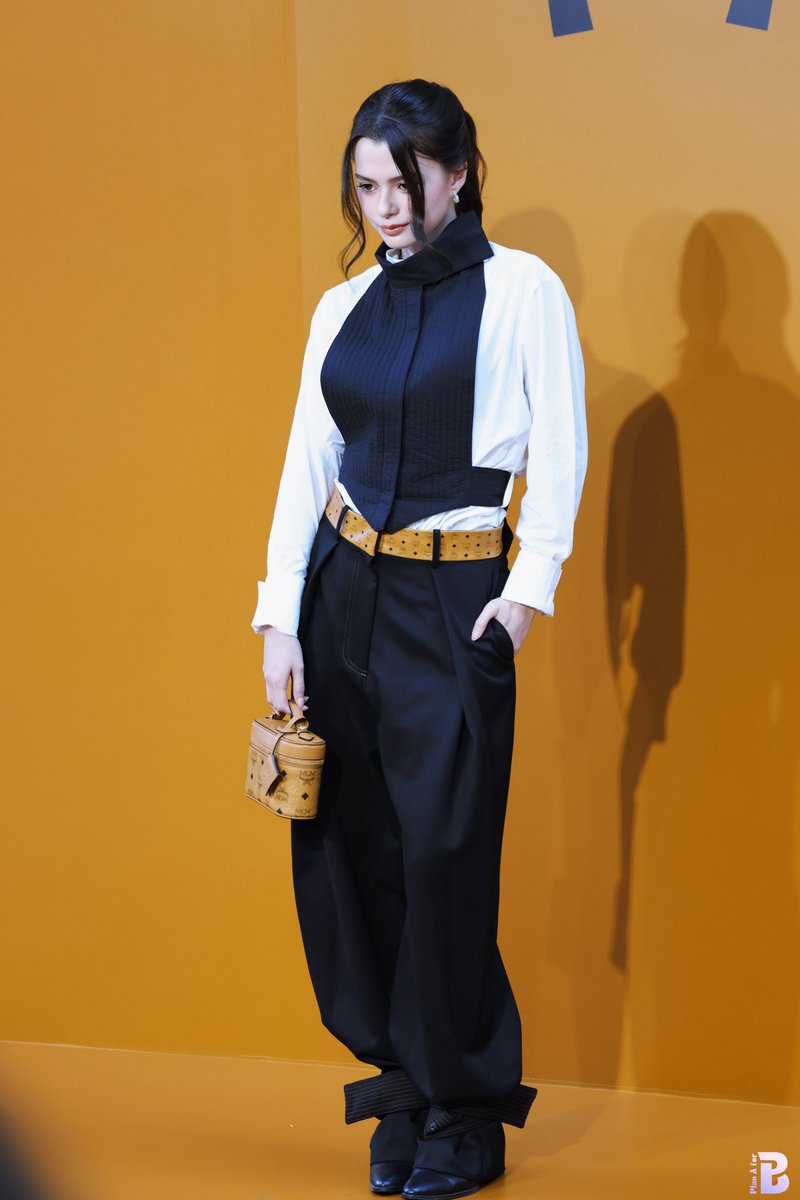 FreenBeck_7's tweet photo. 既視感👀🦋

REBECCA AT MCM OPENING
#MCMTHxBecky https://t.co/o9varResQx