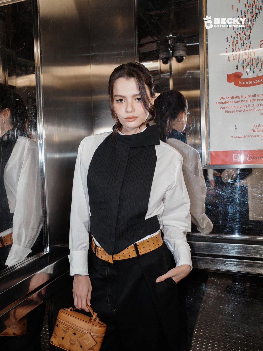 FreenBeck_7's tweet photo. 既視感👀🦋

REBECCA AT MCM OPENING
#MCMTHxBecky https://t.co/o9varResQx