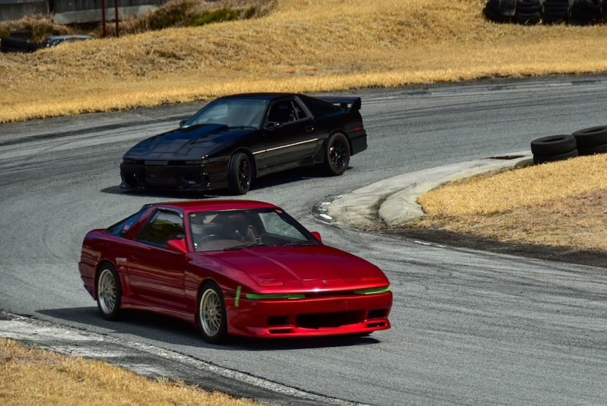 kougamono0731's tweet photo. 2026年3月15日 に行われた記念すべき
第一回《70スープラサーキットオフ会》
計18台が集まり、大成功でした‼️‼️
諸事情で断念なされた4名の方、次回の参加お待ちしてます😭

参加された70オーナーさん達、他車種で来てくれた方、マジでありがとうございました！おつかれさまです。
📸写真はuechanさん、りょうさんから頂きました。（他にも撮ってくれた方いたらホシイ🥺）

好評につきまして���………………
✨第二回✨開催決定‼️🎉🎉wwwww
料金的に土日祝日だと貸切（一例）４０万のところ→２０万になる🟥平日🟥に開催を予定しています。

早くて今年の11月か、来年の同じ3月くらいが良いかな？なんて。
初参加の方が9割だったのにみんな超楽しんでくれて、主催した甲斐がありました。
副主催をや��てくれた崇司さんにも大感謝。

ちなみに俺の車は不調気味で昼休憩にオイルエレメントとレンチをイエローハットまで買いに行って交換するという怪行動をしたわけですが十分楽しめましたw
当日メカニック担当・moris君に感謝。

そして外装ノーマルの見た目に反して一番ガチってスキール音鳴らしながら爆走してTAも上位（⁉️）だったuechanさんが個人的にMVP賞です🏆wwww
（俺は後ろに張り付かれてぶち抜かれました）