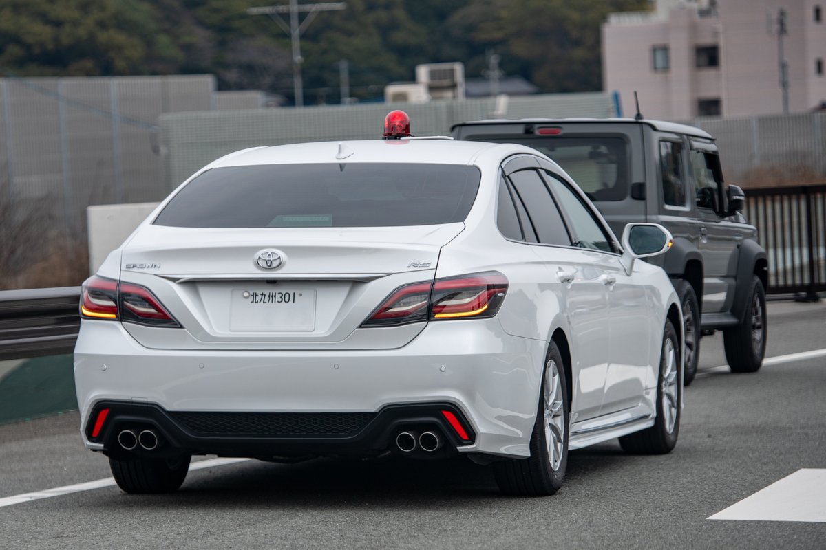 kyuimaru's tweet photo. 北九州市警察部
警ら機動取締班"北九611"

210系から220系へバトンタッチし早速定位置で取締。
運用開始直後しか見ることのできない青灯無しver.のためこれはこれで珍しかったり。

旧611は所轄署に落とされ、アンテナレス仕様でバリバリ取締を行っているようだ。 https://t.co/KzKK9mXvyg