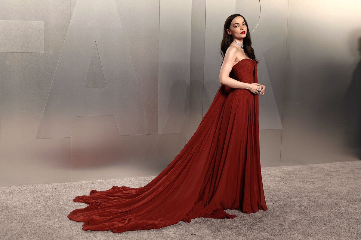 wickedlydovee's tweet photo. dove cameron at the Vanity Fair Oscar Party in Los Angeles. https://t.co/Uz7AgSe82E