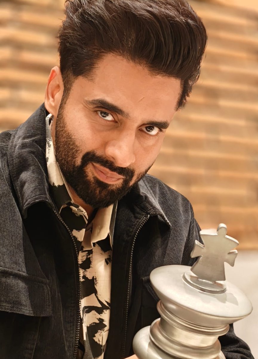 jackkybhagnani's tweet image. Game on 🎲

#mondaymood #timetorock #casuallook