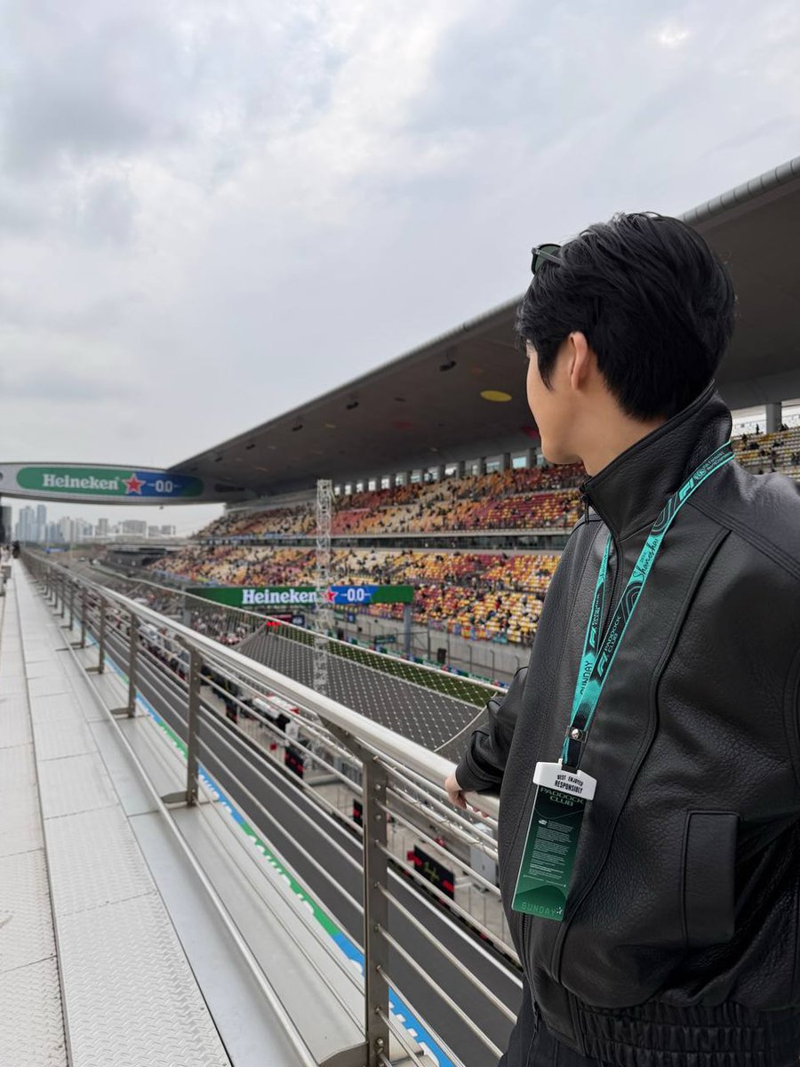 ใครที่เห็นรูปฮยองวอน เช็คอินสนาม F1 จากในไอจี coenffl แล้วรู้สึกว่าหล่อจนทำตัวไม่ถูกเลย เราขอแนะนำให้เม้นว่าฮยองวอนหล่อมากใต้โพสไอจีค่ะ สิ่งนี้ควรจะพิมพ์สุดๆละ ตานี่แบบสุดหล่อที่โลกควรได้รู้เห็นอะ แล้วฮีก็ควรได้รู้ด้วยว่าลุคนี้หล่อมากจ้าเตง