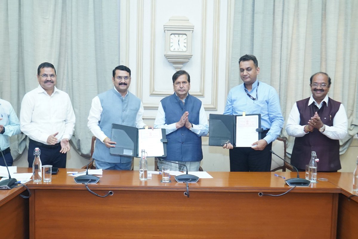 MPLodha's tweet photo. महाराष्ट्रात नवउद्योजकतेला चालना देण्यासाठी राज्य सरकारचा महत्त्वपूर्ण उपक्रम!
राज्यातील विविध भागांमध्ये स्टार्टअप्सना आवश्यक मार्गदर्शन, तांत्रिक सहाय्य आणि प्रोत्साहन मिळावे यासाठी महाराष्ट्र राज्य नाविन्यपूर्ण सोसायटी (MSInS) मार्फत राज्यभरातील २९ इनक्युबेशन सेंटर्सना मान्यता देण्यात आली आहे. या उपक्रमांतर्गत आज राज्यातील नामांकित संस्था वीर जिजामाता टेक्निकल इन्स्टिट्यूट (VJTI) आणि आयआयएम नागपूर यांचा समावेश करण्यात आला. या अनुषंगाने महाराष्ट्र राज्य नाविन्यपूर्ण सोसायटीने VJTI आणि आयआयएम नागपूर यांच्यासोबत सामंजस्य करार (MoU) केला.
या प्रसंगी महाराष्ट्र राज्य नाविन्यपूर्ण सोसायटीचे मुख्य कार्यकारी अधिकारी श्री. श्रीकांत पाटील, VJTI इनक्युबेशनचे मुख्य कार्यकारी अधिकारी डॉ. सीमा मॅथ्यू आणि आयआयएम नागपूर इनक्युबेशनचे मुख्य कार्यकारी अधिकारी डॉ. शिवाजी धारवाड उपस्थित होते.
या माध्यमातून राज्यातील जिल्हास्तरीय स्टार्टअप इकोसिस्टम अधिक सक्षम करण्यासाठी ही इनक्युबेशन सेंटर्स महत्त्वाची भूमिका बजावतील. VJTI हे डीप-टेक स्टार्टअप्सना प्रोत्साहन देण्यासाठी तर आयआयएम नागपूर विदर्भातील स्टार्टअप इकोसिस्टम मजबूत करण्यासाठी या २९ इनक्युबेशन सेंटर्सपैकी एक म्हणून कार्य करणार आहेत.
या उपक्रमामुळे राज्यातील तरुण उद्योजकांना नव्या संधी, संशोधनाची जोड आणि उद्योग उभारणीसाठी भक्कम व्यासपीठ उपलब्ध होईल. नाविन्यता, कौशल्य आणि उद्योजकतेच्या बळावर महाराष्ट्र स्टार्टअप क्षेत्रात नवे विक्रम प्रस्थापित करेल, असा मला दृढ विश्वास आहे.
#MSInS #IncubationCenters #VJTI #StartupMaharashtra #MaharashtraStartups