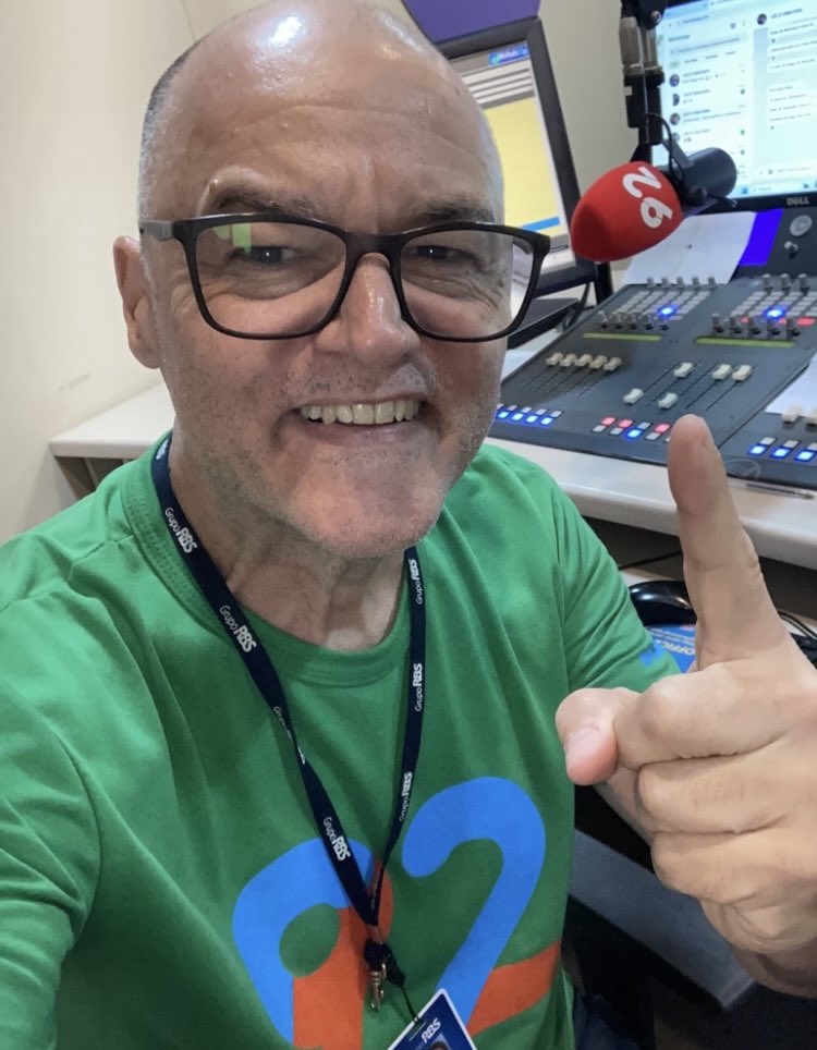 maurigrando's tweet photo. De segunda à sexta entre 14h e 17h tô no ar, voando alto junto contigo na Rádio 92.

@92radio 
#onomedarádioé92

#tôanimandohein 
#uebaaaaaaa
#curtaavidaporqueavidaécurta 
#boladecristal🔮 

@grupo_rbs https://t.co/86flv5YYP4