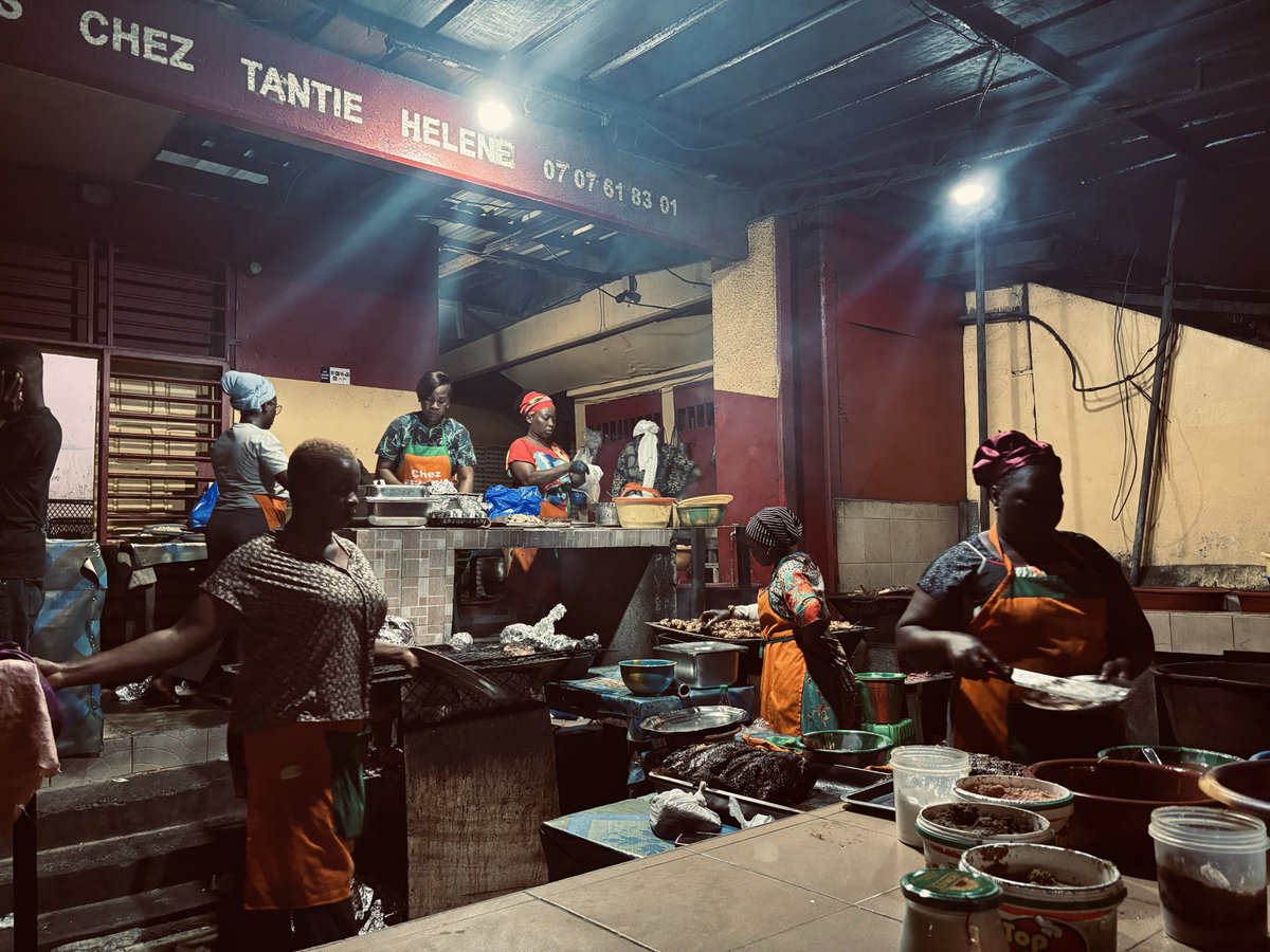 AmbSuisseCI's tweet image. Que demander de plus que de savourer un bon poulet braisé avec de l’#attiéké, posé au milieu de la table dans un maquis ? 🔥🍗
Au #maquis, on partage, on discute, on refait le monde, on rit… l’art de vivre de la Côte d‘Ivoire 🇨🇮

#Akwaba #CIV225 #Convivialité