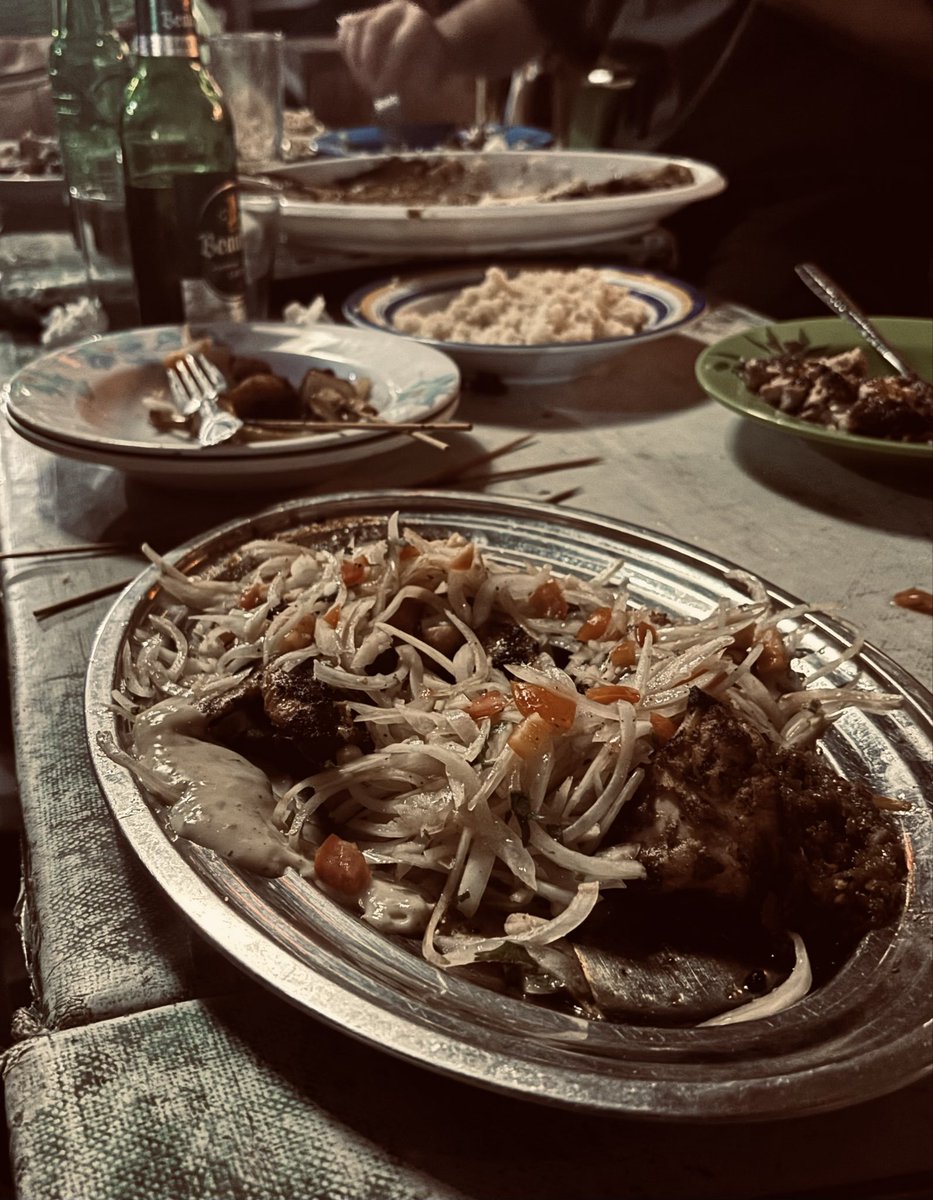 AmbSuisseCI's tweet image. Que demander de plus que de savourer un bon poulet braisé avec de l’#attiéké, posé au milieu de la table dans un maquis ? 🔥🍗
Au #maquis, on partage, on discute, on refait le monde, on rit… l’art de vivre de la Côte d‘Ivoire 🇨🇮

#Akwaba #CIV225 #Convivialité