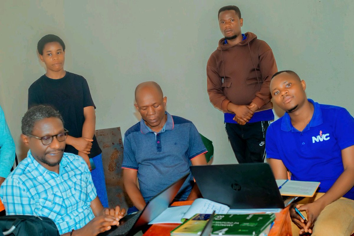 Clinicshangi's tweet photo. Kuwa 16/03/2026, ku nyubako zitunganyirizwamo ibiryo by’amatungo, NVC Ltd yakiriye itsinda ryaturutse muri RSB. Bagiranye ibiganiro bigamije kunoza ubuziranenge bw’ibiryo byamatungo no gushyigikira gahunda ya Veterinary Sanitary Mandate (VSM).@Nyamasheke @RwandaAgri . https://t.co/IVvRayRaGs