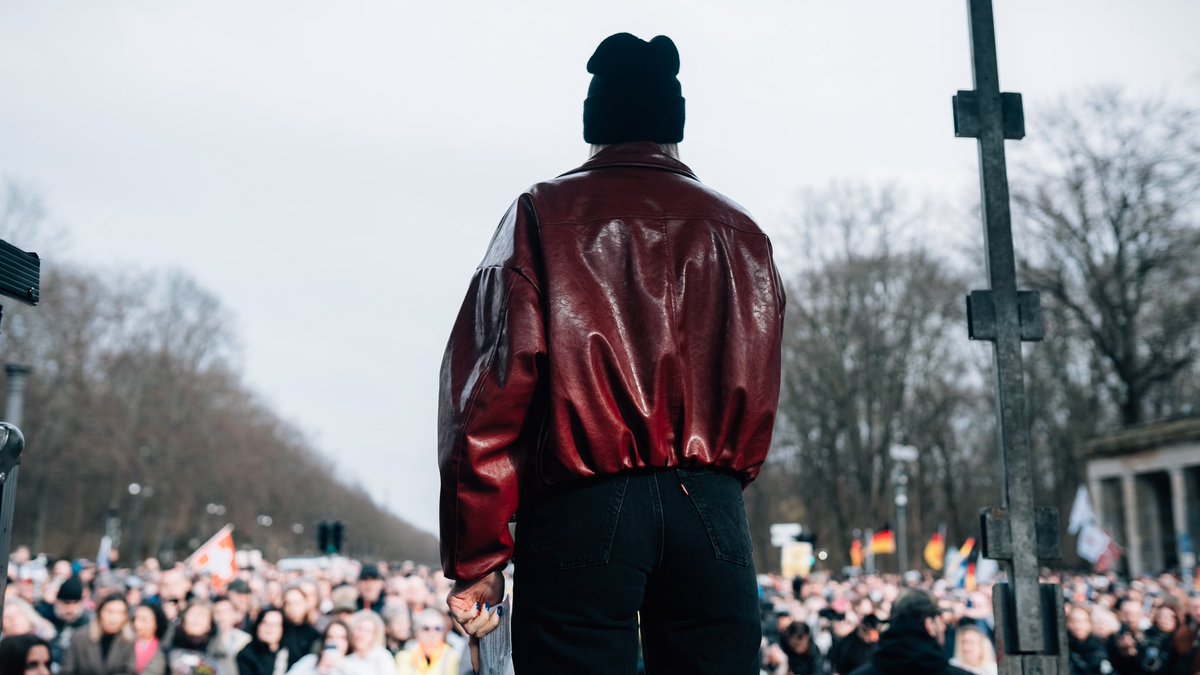 eingollan tweet media