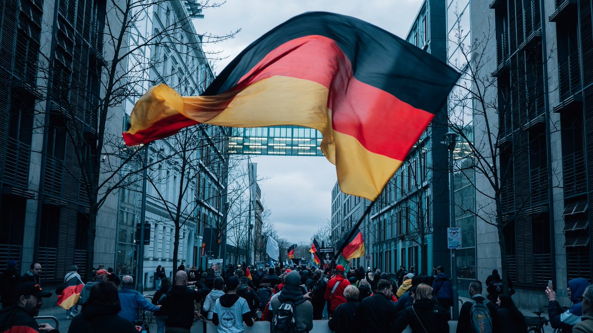 eingollan tweet media