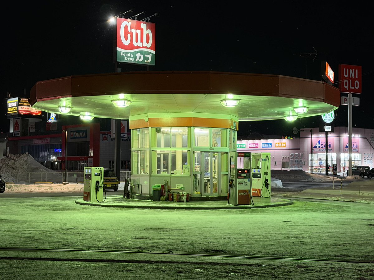 青森で撮ったガソリンスタンド。エドワード・ホッパーの絵のようで好き。
