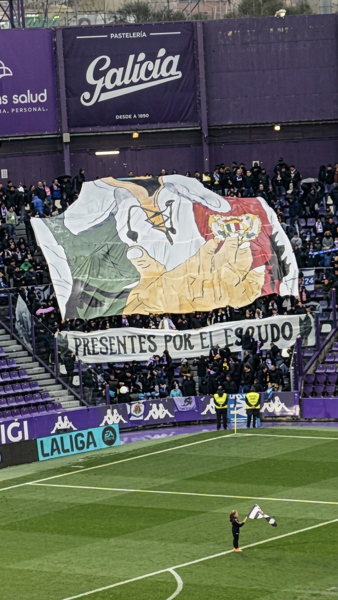 Por el escudo, la camiseta, nuestra historia y la que seguiremos construyendo(si nos dejan desde arriba) es en lo que nos tenemos que aferrar.
Somos una afición muy infravalorada, que allá donde va deja huella. 
El Leganés somos nosotros, y que no nos callen. 
Adelante Leganés.