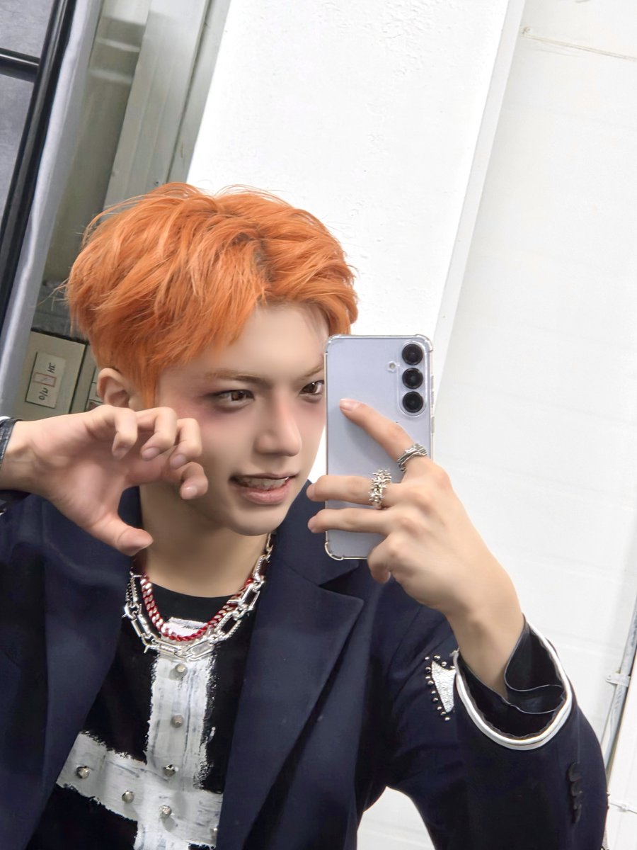 ALL(H)OURS tweet media