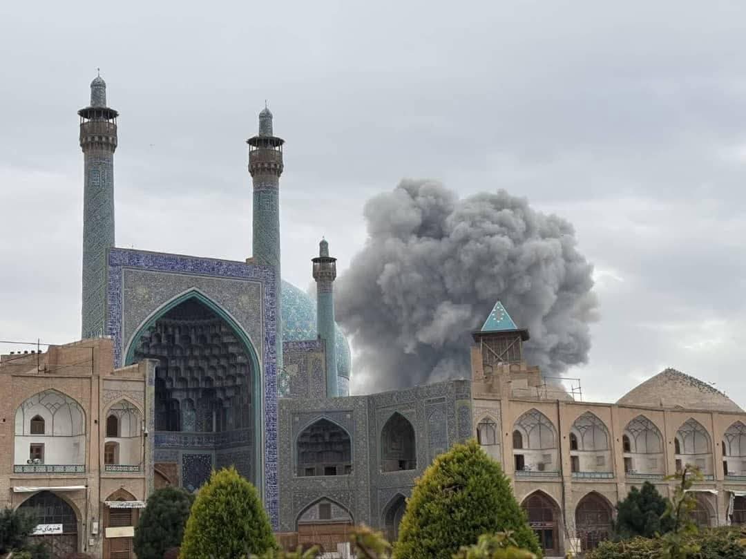 İsfahan’daki Nakş-ı Cihan Meydanı, insanlık tarihinin en nadide eserlerinden biri. Medeni diye pazarlanan ilkel insanlar tarafından bombalanıyor.

#Gebermiş