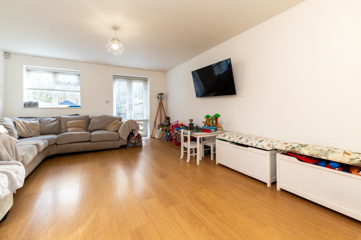 nestedstevenage's tweet photo. Chain Free Home

Perfect for first time buyers, investors or downsizers, this lovely home enjoys a peaceful position overlooking woodland, offering privacy and a beautiful outlook while still being close to local amenities.

💷 Guide Price £320k

📩 DM me for details

#property https://t.co/E1e0cUB63s