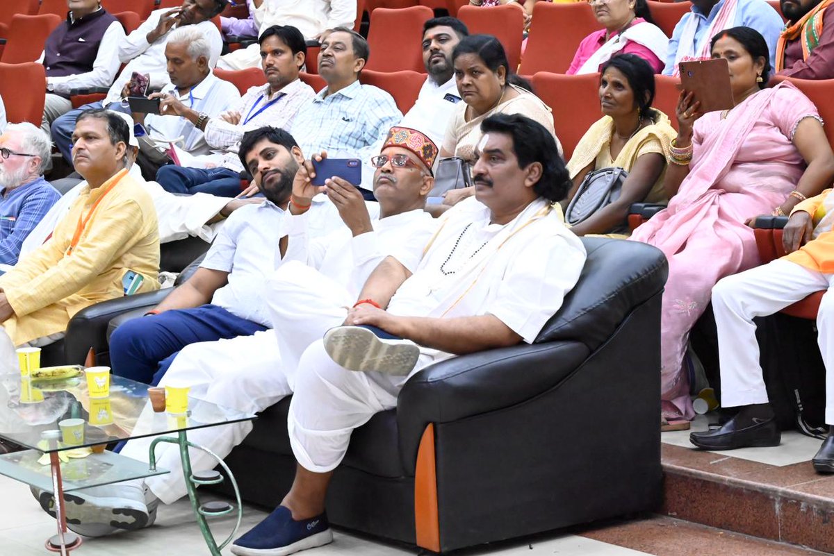 Sunil_Deodhar's tweet photo. कृतज्ञता भारतीय संस्कृति का प्राण है, और गौ-सेवा उस कृतज्ञता का सर्वोच्च प्रमाण! 🚩

सदियों से जिस गौ-वंश ने हमें अमृत तुल्य दुग्ध और आरोग्य का वरदान दिया, आज समय है कि हम तकनीक और नवाचार (Innovation) के संगम से उस 'गौ-धन' को वैश्विक समृद्धि का आधार बनाएं।

काशी की अविनाशी ऊर्जा के बीच अन्तर्राष्ट्रीय गौ महोत्सव - DhanDhenu Global Summit 2026 में उपस्थितों को संबोधित किया।
