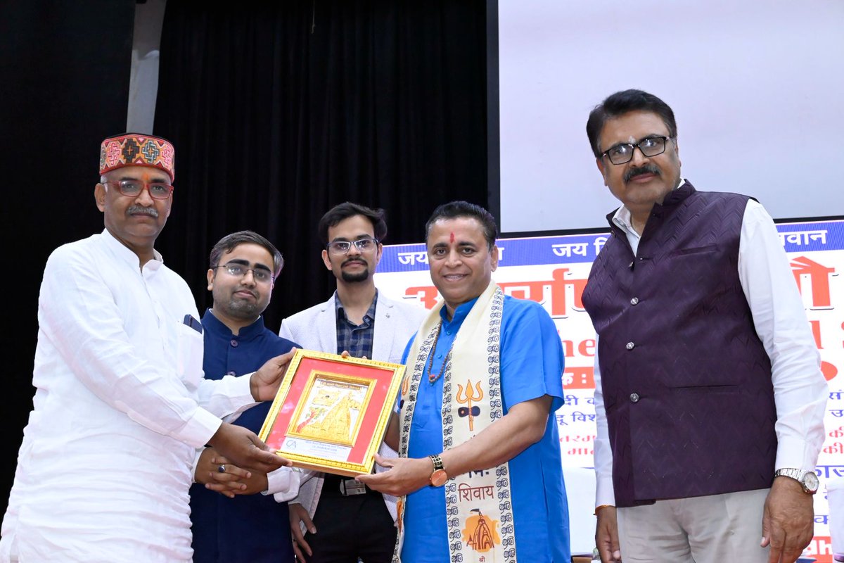 Sunil_Deodhar's tweet photo. कृतज्ञता भारतीय संस्कृति का प्राण है, और गौ-सेवा उस कृतज्ञता का सर्वोच्च प्रमाण! 🚩

सदियों से जिस गौ-वंश ने हमें अमृत तुल्य दुग्ध और आरोग्य का वरदान दिया, आज समय है कि हम तकनीक और नवाचार (Innovation) के संगम से उस 'गौ-धन' को वैश्विक समृद्धि का आधार बनाएं।

काशी की अविनाशी ऊर्जा के बीच अन्तर्राष्ट्रीय गौ महोत्सव - DhanDhenu Global Summit 2026 में उपस्थितों को संबोधित किया।