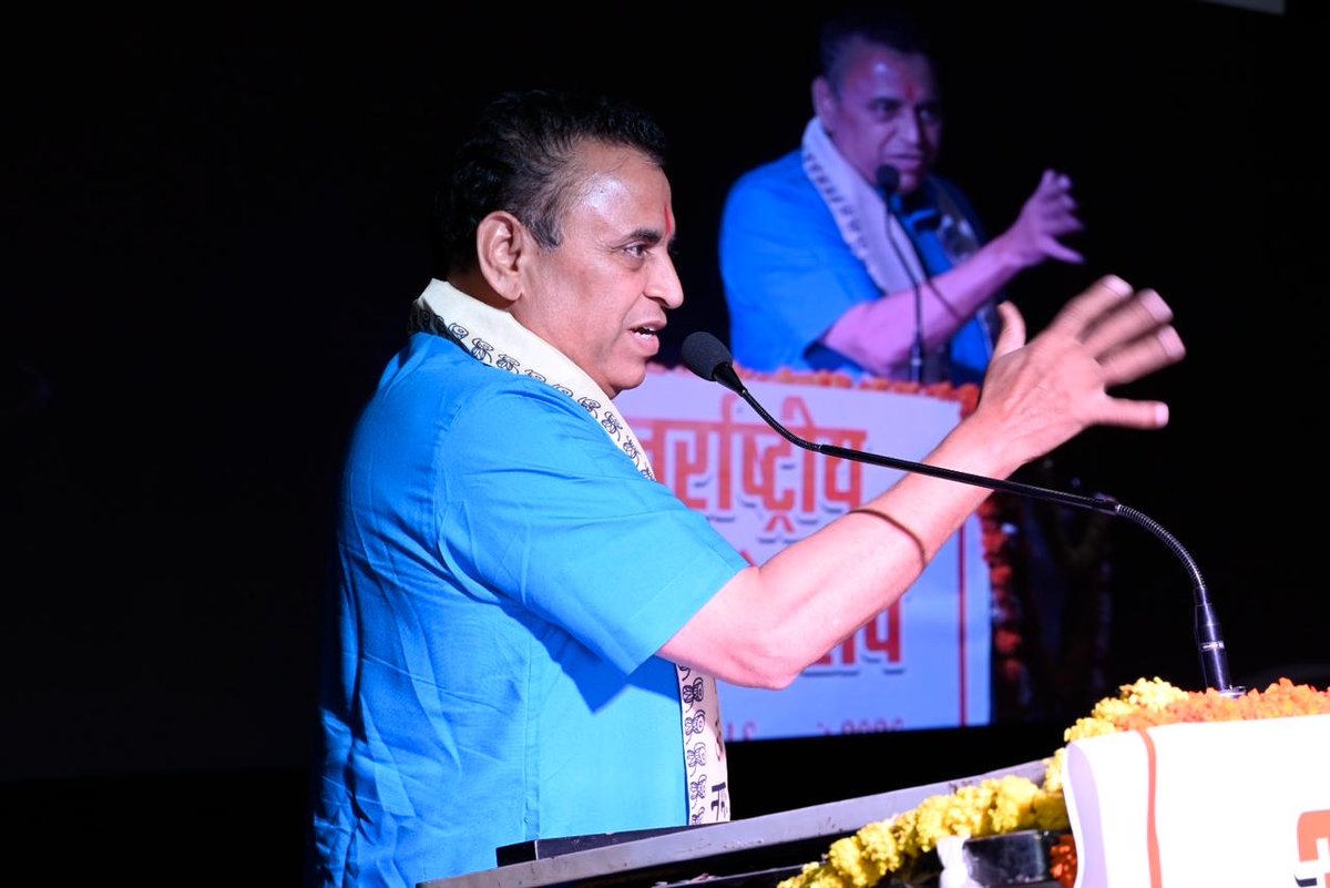 Sunil_Deodhar's tweet photo. कृतज्ञता भारतीय संस्कृति का प्राण है, और गौ-सेवा उस कृतज्ञता का सर्वोच्च प्रमाण! 🚩

सदियों से जिस गौ-वंश ने हमें अमृत तुल्य दुग्ध और आरोग्य का वरदान दिया, आज समय है कि हम तकनीक और नवाचार (Innovation) के संगम से उस 'गौ-धन' को वैश्विक समृद्धि का आधार बनाएं।

काशी की अविनाशी ऊर्जा के बीच अन्तर्राष्ट्रीय गौ महोत्सव - DhanDhenu Global Summit 2026 में उपस्थितों को संबोधित किया।