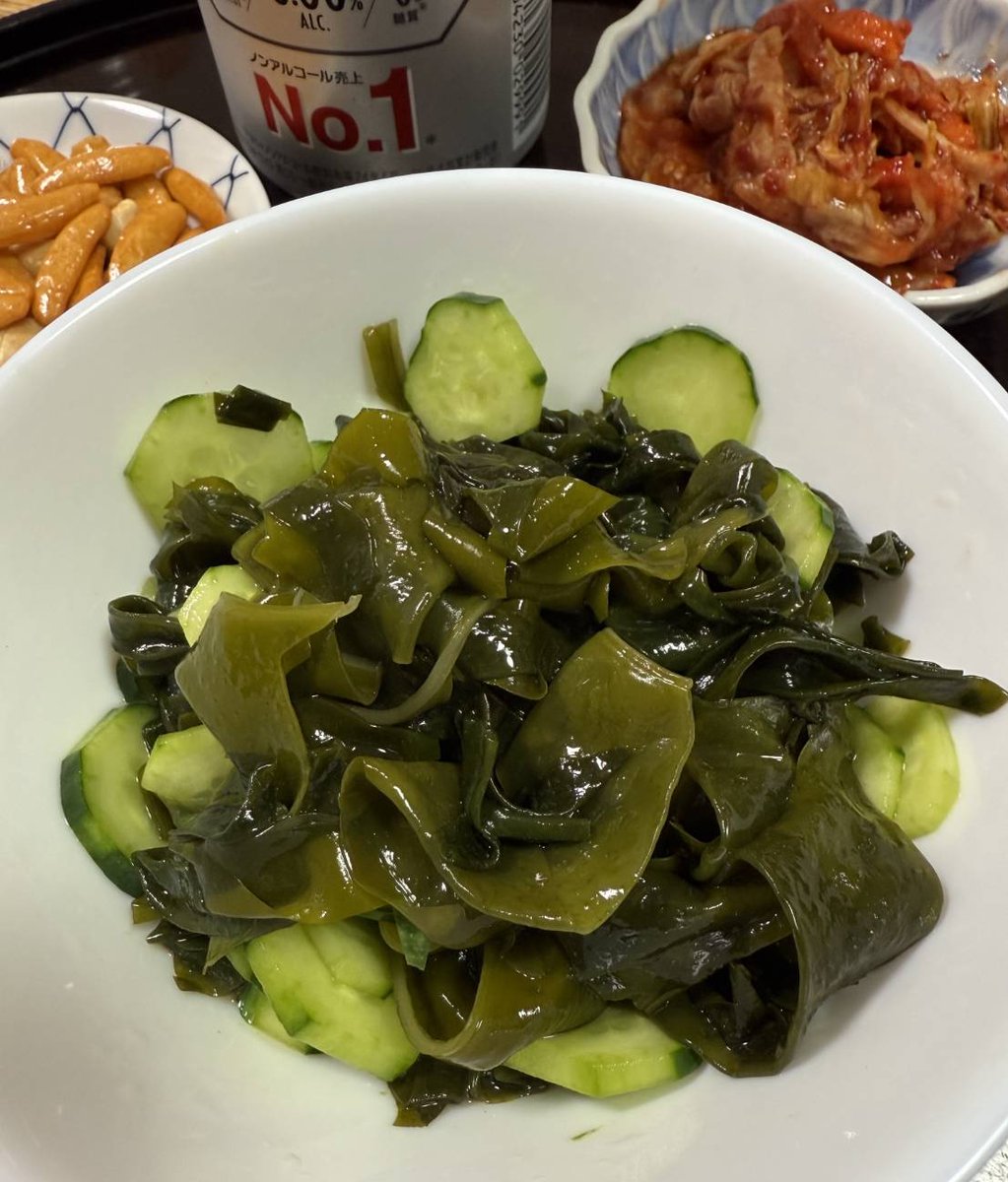 【続・淡路のわかめ】本日は、予算特別委員会の総括質疑に向けた準備とともに、中東情勢を受けた県としての対応策など、政策協議を重ねました。さて、今夜は「淡路のわかめ酢の物」を作りました。わかめとキュウリを使った簡単10分料理です。新鮮なわかめの弾力ある食感が、酢の物によく合います。ぜひ