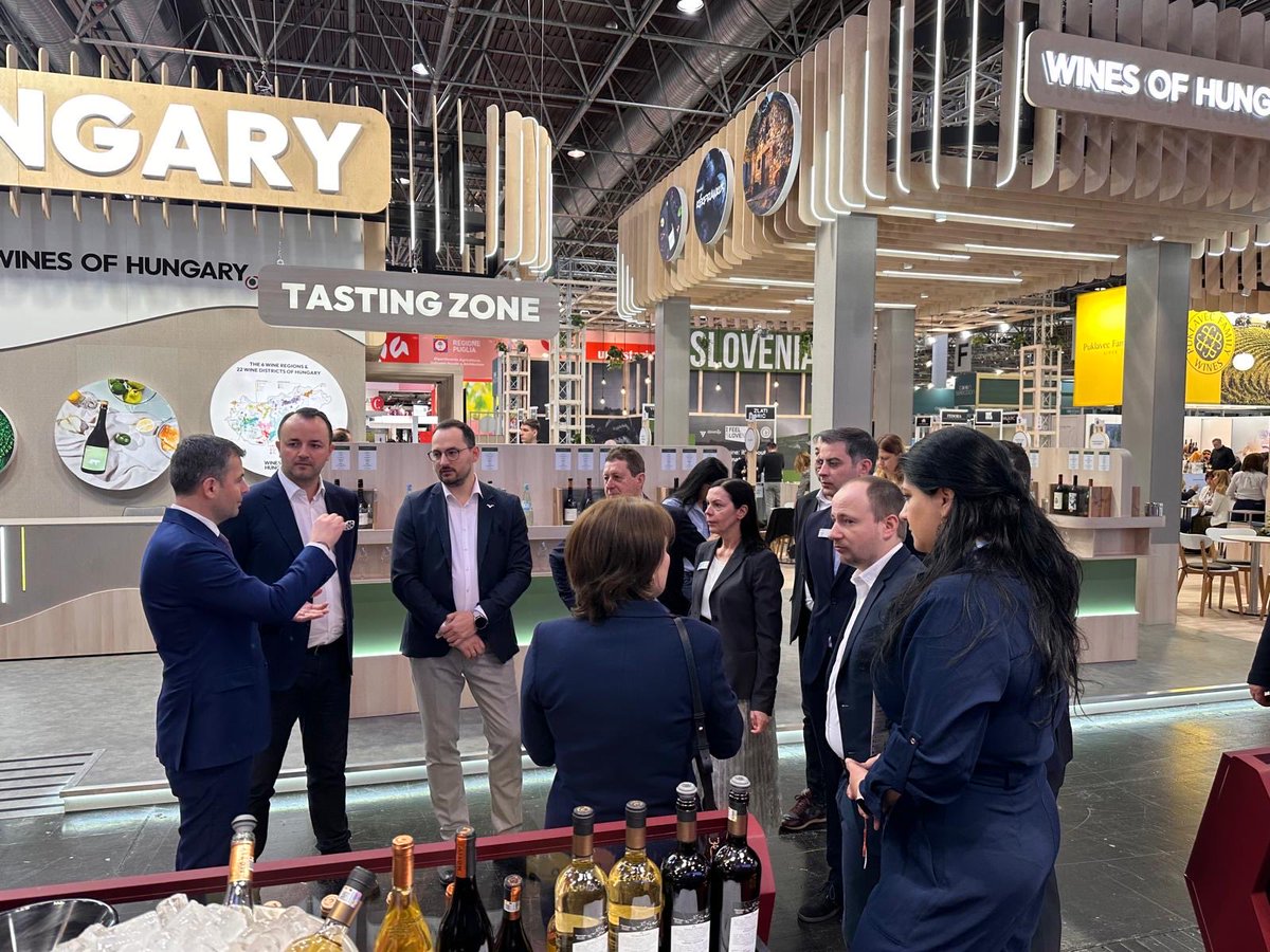 aricegovro's tweet photo. România va participa cu un pavilion național de 109 mp în cadrul MESSE DUSSELDORF și  va fi reprezentată de 14 companii din domeniu. #ARICE #promovareexport #investitii #prowein https://t.co/SbDr7hwgsZ