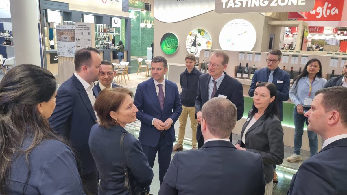 aricegovro's tweet photo. România va participa cu un pavilion național de 109 mp în cadrul MESSE DUSSELDORF și  va fi reprezentată de 14 companii din domeniu. #ARICE #promovareexport #investitii #prowein https://t.co/SbDr7hwgsZ