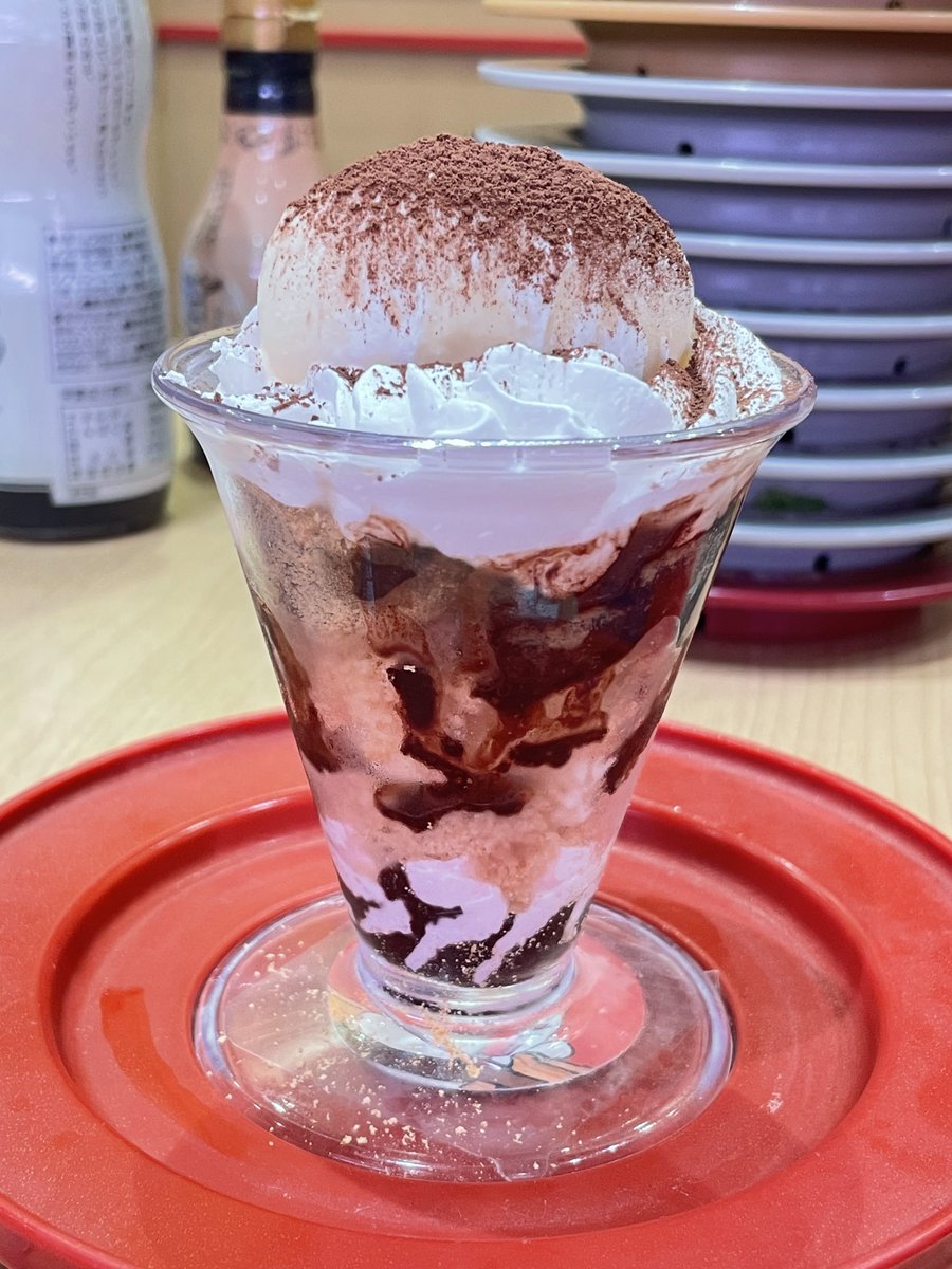 อันนี้เหมือนคนไม่ค่อยพูดถึงเพราะโดนกระแสโปเกม่อนกลบ พาร์เฟ่ต์ซูชิโร X Guss Damn Good เป็นไอติมมัสคาโปเน่ของกัส วิปครีม วาราบิโมจิ ครัมเบิ้ล โรยผงโกโก้ ราดซอสกาแฟ อร่อยมากกกกก สมเป็นร้านขนมxร้านไอติม😋

กินแล้วจะได้สติกเกอร์ไปลดราคาไอติมกัสได้ 10% หรือสะสมครบ 4 ลายจะได้ฟรี 1 สกู๊ป